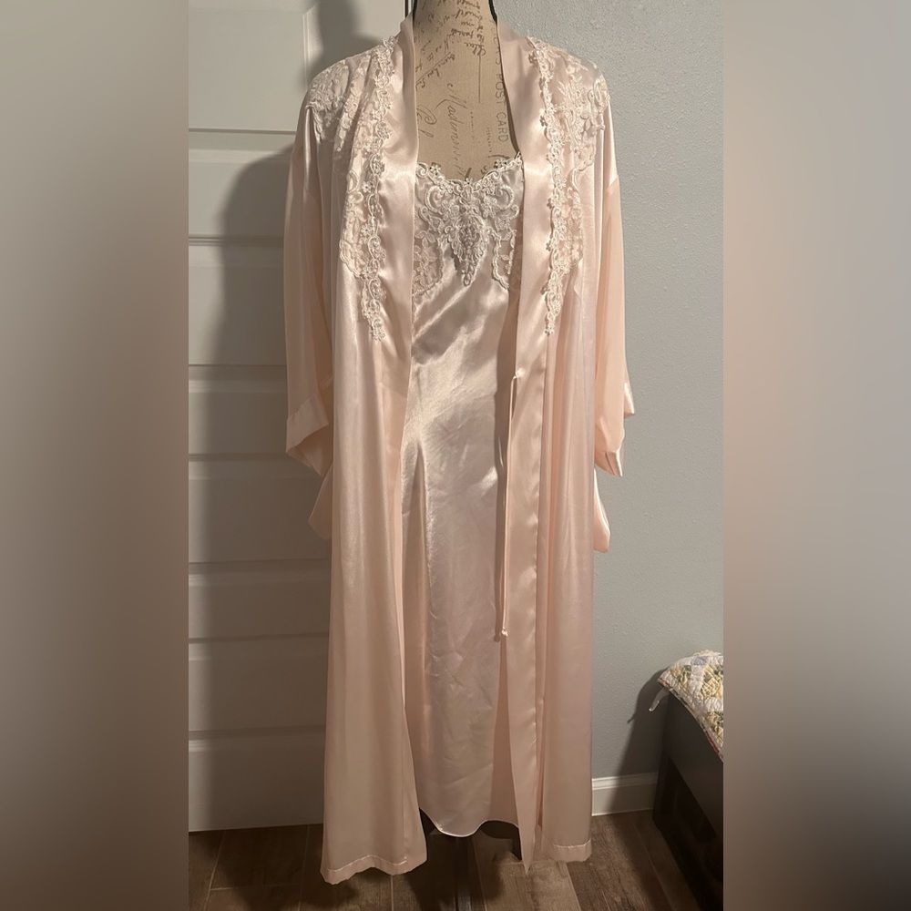 Vintage Alexandra Nicole long peach nightdress Satin like Robe and Nightgown Set - Picture 4 of 9